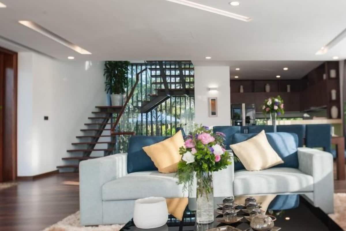 Luxe villa | Woonruimte | Een 50-inch smart-tv met kabelzenders
