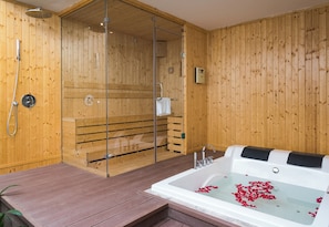 Family Villa | Bathroom | Free toiletries, hair dryer, bathrobes, slippers