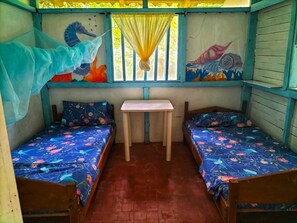 Cubrecamas, espacio para trabajar con laptop y wifi gratis 