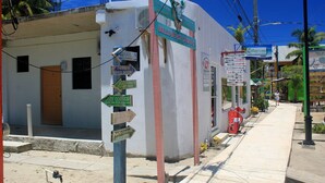 Un immeuble arborant de nombreuses enseignes indiquant différents commerces et services, notamment un hôtel, un restaurant et des services de location.