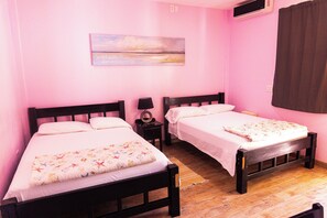 Premier dubbelrum - 2 queensize-sängar - uteplats | Arbetsyta för laptop, strykjärn/strykbräda och gratis wi-fi