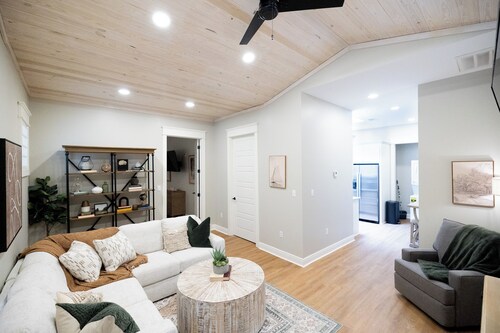 Walkable thru Historic District and Downtown