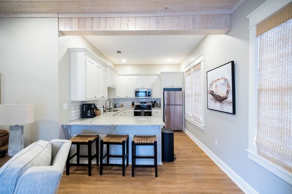 Jääkaappi, mikroaaltouuni, uuni, liesi