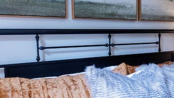1 dormitorio, tabla de planchar con plancha, wifi y ropa de cama