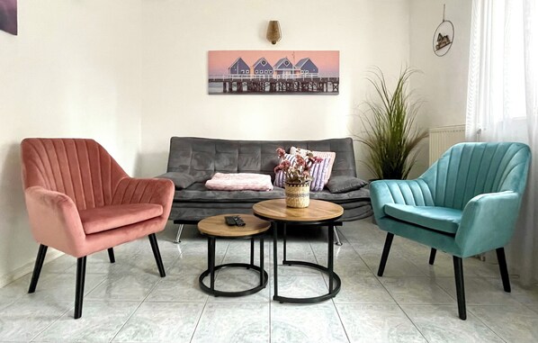 Living area - Spacious 4-bedroom house in wonderful Szeged with WiFi, AC (Szeged)