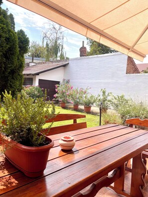 Outdoor dining - Spacious 4-bedroom house in wonderful Szeged with WiFi, AC (Szeged)