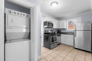 Fridge, microwave, oven, stovetop - Adorable Bungalow Steps Away From Beach (Panama City Beach)