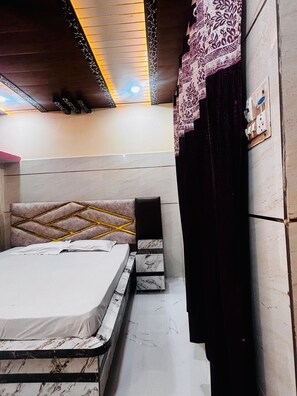 Superior Double Room, Private Bathroom, Ground Floor | Memory foam beds, laptop workspace, blackout drapes, free WiFi