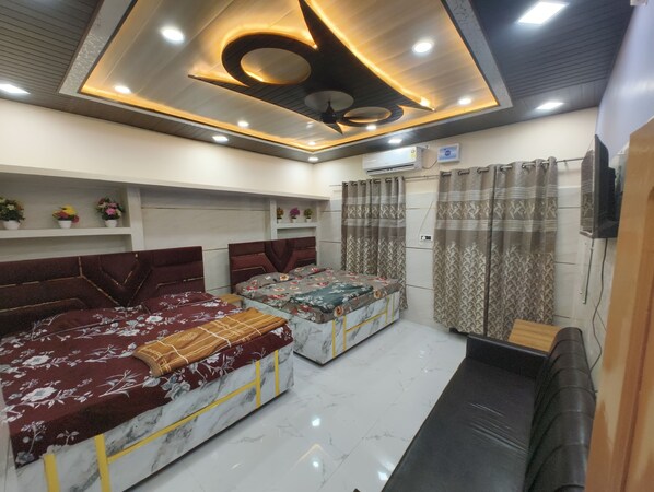 Chambre Double Confort, plusieurs lits, climatisation, rez-de-chaussée