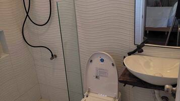 Een douche, een haardroger, een bidet, handdoeken