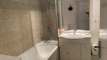 ヘアドライヤー、トイレットペーパー