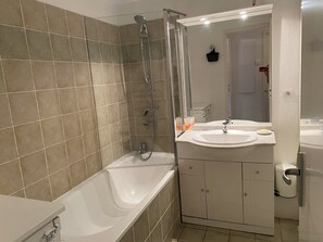 Secadora de cabello y papel de baño 