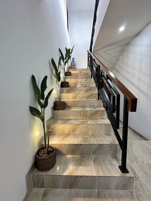 Interior - Villa 4BDR rice field view south of Ubud. Swimming pool + outdoor bath. (Sukawati)