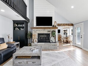 Living area - 4-bed farmhouse in welcoming Decatur with outdoor Game Room, Fire Pit, Pool, etc (Decatur)