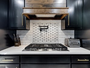 Private kitchen - 4-bed farmhouse in welcoming Decatur with outdoor Game Room, Fire Pit, Pool, etc (Decatur)