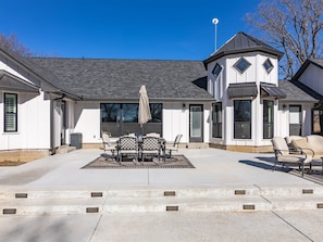 Outdoor dining - 4-bed farmhouse in welcoming Decatur with outdoor Game Room, Fire Pit, Pool, etc (Decatur)