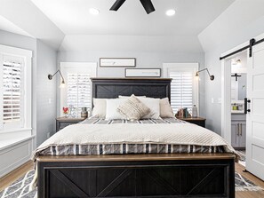 4 bedrooms, WiFi, bed sheets - 4-bed farmhouse in welcoming Decatur with outdoor Game Room, Fire Pit, Pool, etc (Decatur)