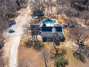 Exterior - 4-bed farmhouse in welcoming Decatur with outdoor Game Room, Fire Pit, Pool, etc (Decatur)