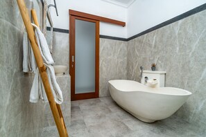 Badewanne und Dusche (separat), Komfortbadewanne, Regendusche, Bidet