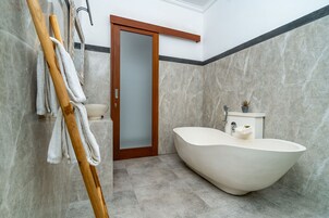 Bañera y ducha independientes, bañera profunda