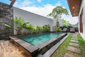 Utomhuspool med öppettider 07.00 till 21.00, och solstolar