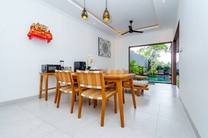 Villa familiar, 2 habitaciones, vistas a la piscina | Cocina básica privada | Placa de cocina, hervidor eléctrico, licuadora y utensilios de cocina