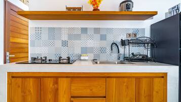 Familienvilla, 2 Schlafzimmer, Poolblick | Eigene Kochnische | Herdplatte, Wasserkocher, Mixer, Kochgeschirr/Geschirr/Besteck