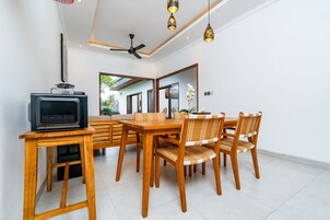 Villa familiar, 2 habitaciones, vistas a la piscina | Cocina básica privada | Placa de cocina, hervidor eléctrico, licuadora y utensilios de cocina