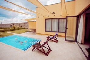 Piscine extérieure, piscine chauffée, chaises longues