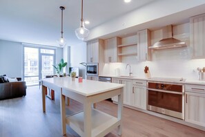 Appartamento, vista città | Cucina privata | Macchina per tè/caffè, frullatore, fornetto tostapane