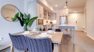 Apartemen, pemandangan kota | Makan di kamar