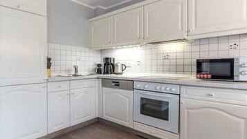 Frigorifero, microonde, forno, piano cottura