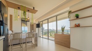 Una cocina moderna con comedor, ventanas amplias y vistas a la ciudad.