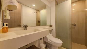 Deluxe Studio Suite | Bathroom