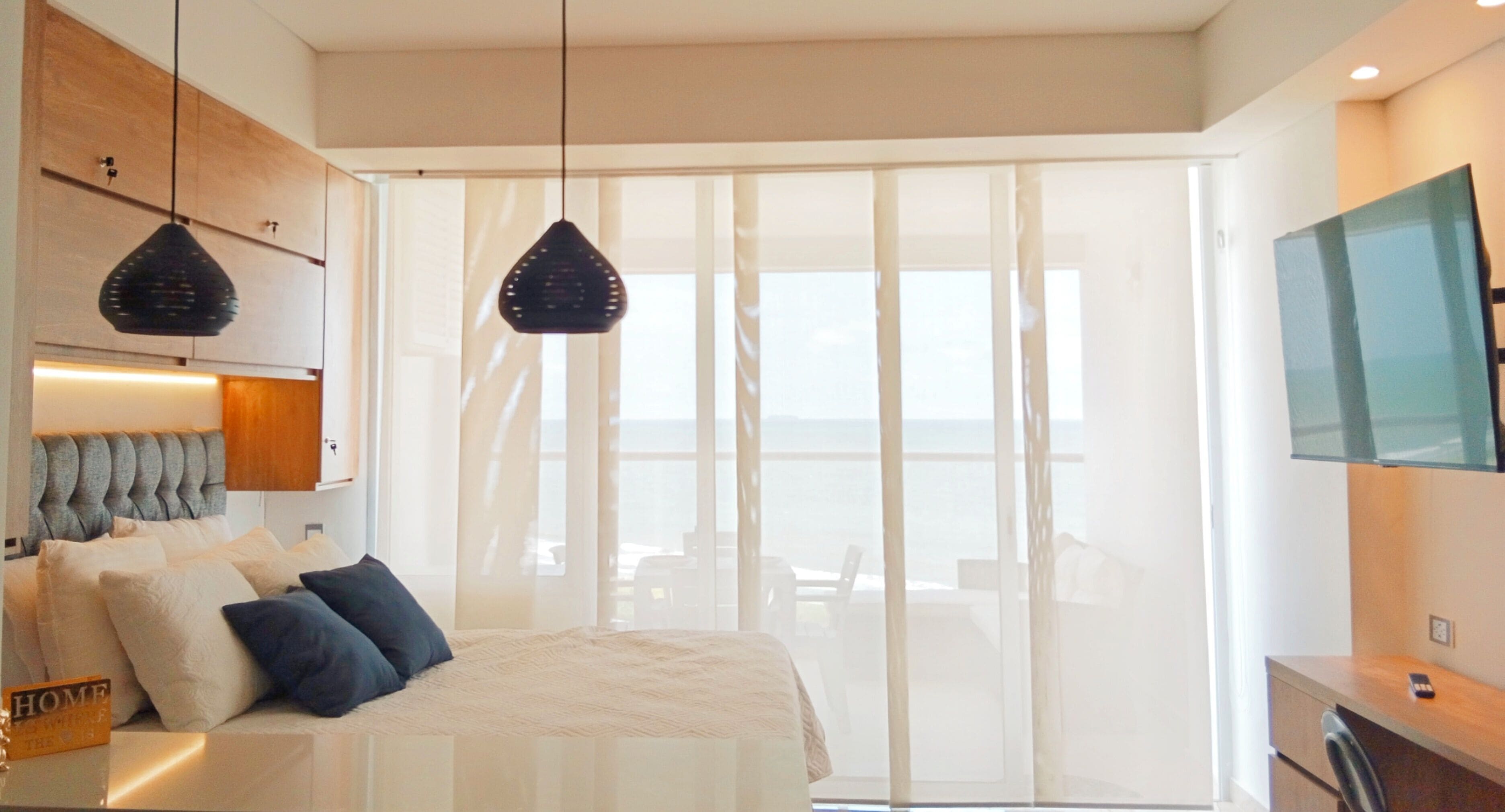 Estudio, vistas a la playa | Colchones Select Comfort, caja fuerte, decoración individual