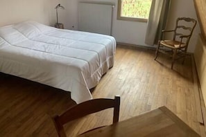 Silitysrauta/-lauta, Wi-Fi, vuodevaatteet