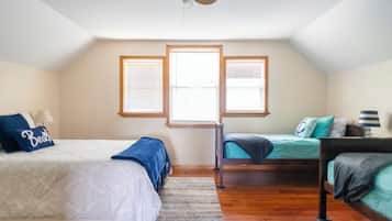 4 bedrooms, iron/ironing board, WiFi, bed sheets