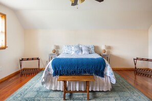 4 bedrooms, iron/ironing board, WiFi, bed sheets