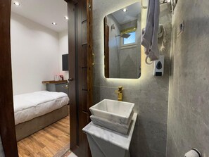Economy-Einzelzimmer, Blick auf die Wüste | Badezimmer | Dusche, Haartrockner, Handtücher, Seife