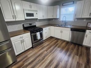 Mikrobølgeovn, ovn, kokeplater og oppvaskmaskin