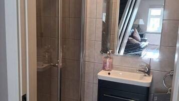 House | Bathroom | Shower, hair dryer, towels