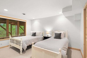 6 bedrooms, desk, iron/ironing board, travel cot