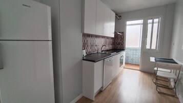 Frigorífico, microondas, horno y placa de cocina