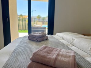 3 bedrooms, travel cot