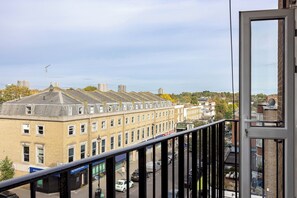 A view from a balcony overlooking a row of terraced houses with a clear sky. - Lux Regents Park 2 bed 2 bath flat with AC (London)