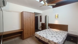 3 habitaciones, tabla de planchar con plancha, wifi y ropa de cama 