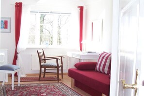 Smart TV, livros, aparelho de som