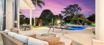 Sunny Luxury Villa w/ POOL near Downtown!