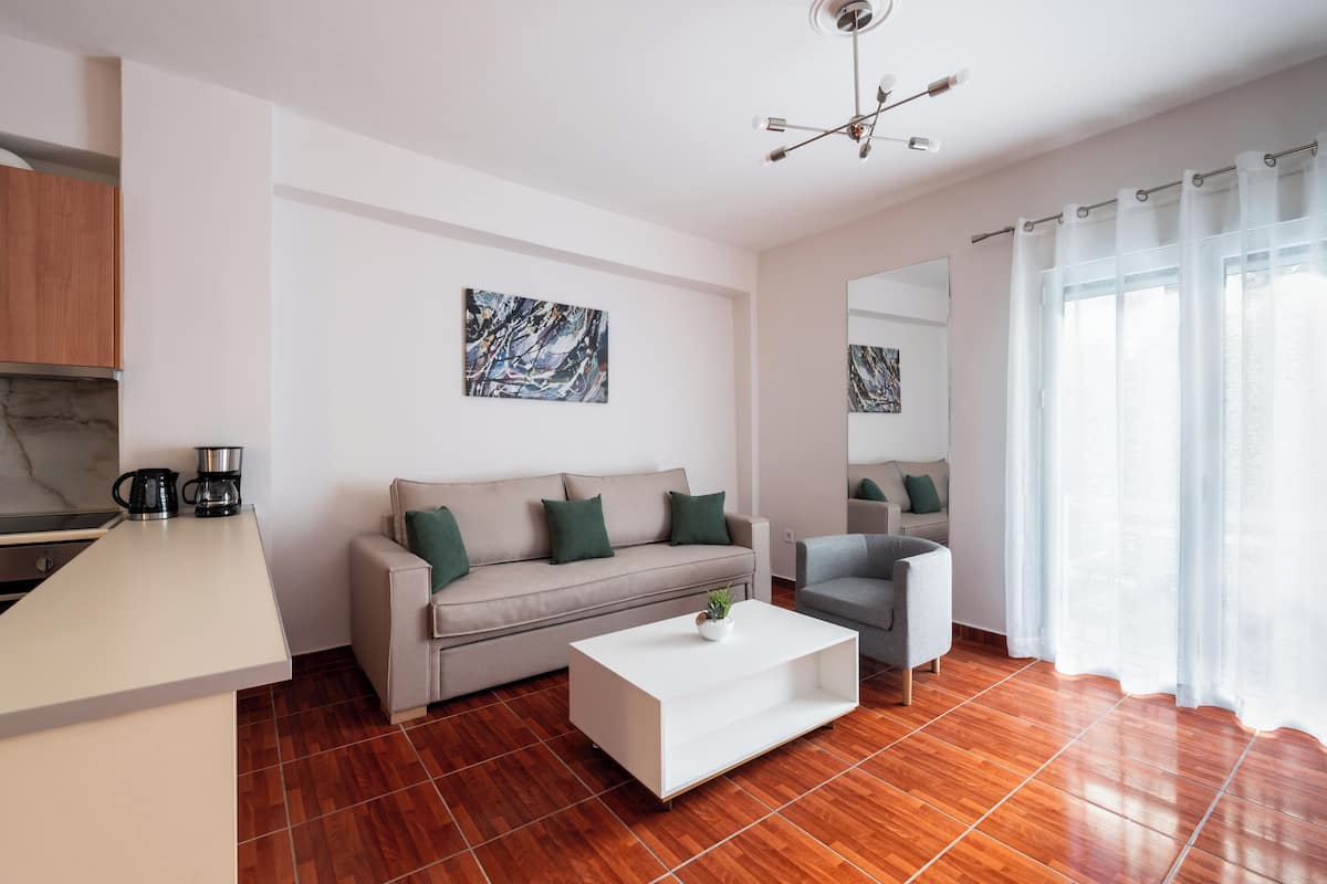 Appartement, balcon | Coin séjour | TV connectée de 49 pouces avec chaînes par câble