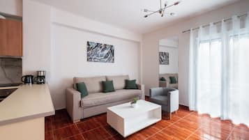 Departamento, balcón | Área de sala de estar | Smart TV de 49 pulgadas con canales por cable